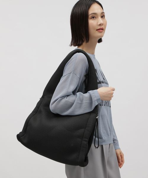 LAKOLE(ラコレ)の「メッシュギャザートートバッグ(バッグ・オフ11/ライトグレー12/ブラック19・F)」の3枚目の写真