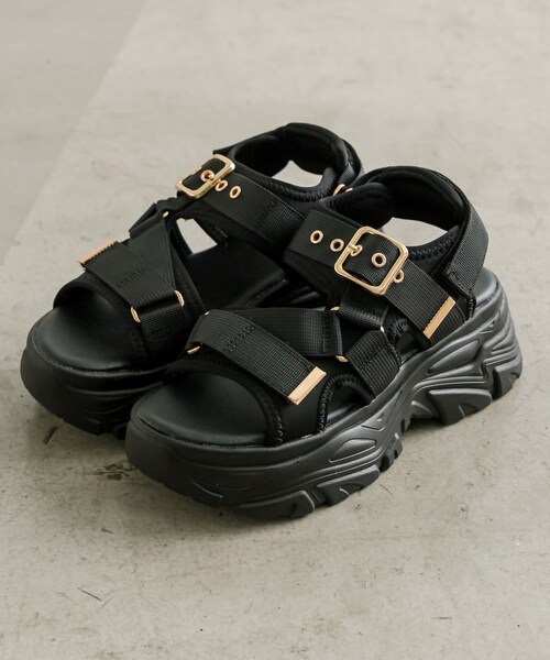OLIVE des OLIVE（オリーブデオリーブ）の「ゴールドバックルスポーツサンダル（シューズ・レディース・アイボリー/ブラック・S/M/L/LL）」の2枚目の写真