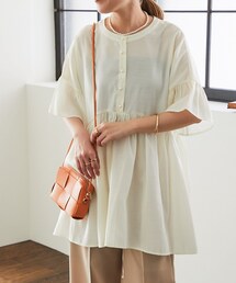 un dix cors（アンディコール）の「《予約》パール釦チュニックブラウス（トップス）」