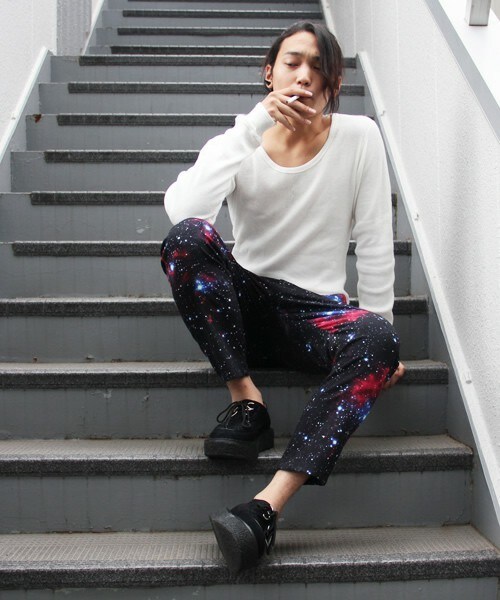 PUBLIC EYES（パブリックアイズ）の「PE-47 スペースグラフィッククロップドパンツ（その他パンツ・メンズ・ブラック・SMALL/MEDIUM）」の11枚目の写真