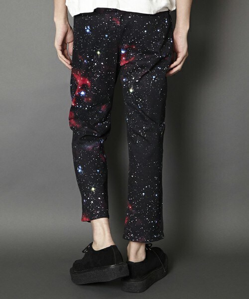 PUBLIC EYES（パブリックアイズ）の「PE-47 スペースグラフィッククロップドパンツ（その他パンツ・メンズ・ブラック・SMALL/MEDIUM）」の3枚目の写真