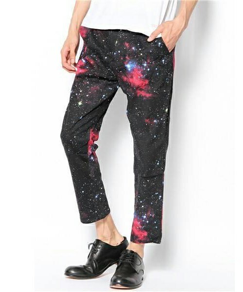 PUBLIC EYES（パブリックアイズ）の「PE-47 スペースグラフィッククロップドパンツ（その他パンツ・メンズ・ブラック・SMALL/MEDIUM）」の4枚目の写真