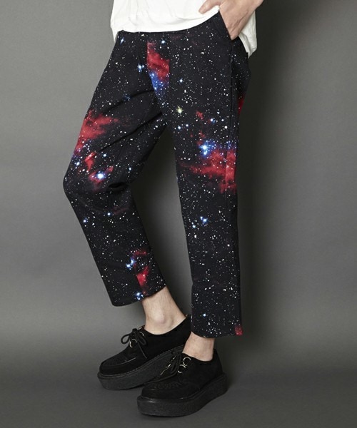 PUBLIC EYES（パブリックアイズ）の「PE-47 スペースグラフィッククロップドパンツ（その他パンツ・メンズ・ブラック・SMALL/MEDIUM）」の2枚目の写真