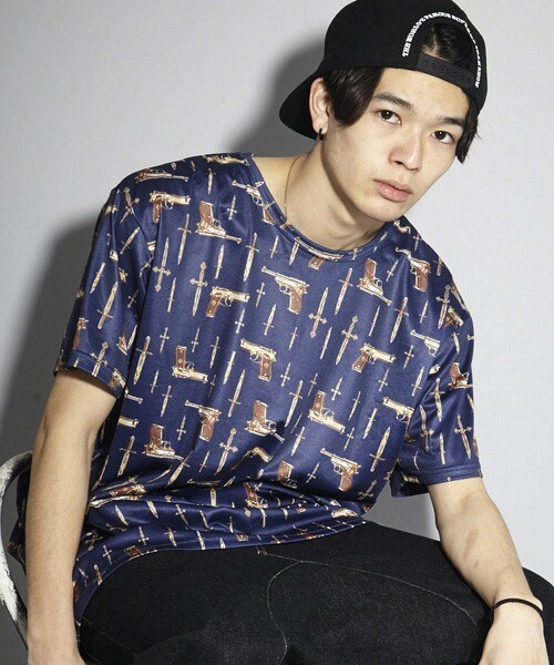 PUBLIC EYES（パブリックアイズ）の「LEC-252 グラフィックプリントTシャツ PUBLIC EYES×LEGENDA（Tシャツ/カットソー・メンズ・ブラック/ネイビー/レッド・SMALL/MEDIUM）」の3枚目の写真