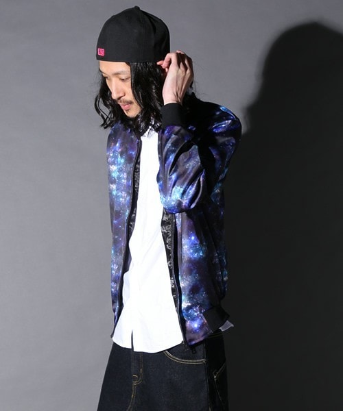 PUBLIC EYES（パブリックアイズ）の「PE-59 グラフィックブルゾン PUBLIC EYES（ブルゾン・メンズ・ブルー・SMALL/MEDIUM）」の2枚目の写真