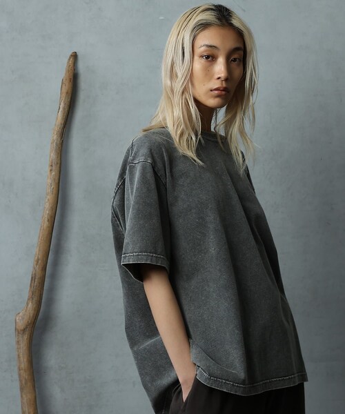 COLONY 2139（コロニートゥーワンスリーナイン）の「【paradigm】バイオ加工クルーネックフェード半袖（Tシャツ/カットソー・レディース・ホワイト/ライトグレー/チャコールグレー・M/L/XL）」の3枚目の写真