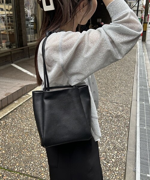 CAPRICIEUX LE'MAGE(カプリシューレマージュ)の「2WAYぷっくりミニトートバッグ(ハンドバッグ・レディース・アイボリー/ベージュ/ブラック・F)」の2枚目の写真