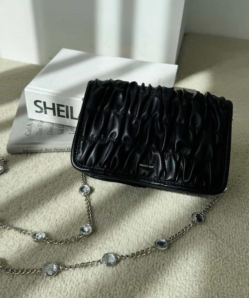 one after another NICE CLAUP（ワンアフターアナザーナイスクラップ）の「ビジューストラップ付きシャーリングショルダーバッグ（ショルダーバッグ・レディース・アイボリー/サックスブルー/ブラック・FREE）」の2枚目の写真