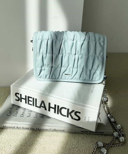 one after another NICE CLAUP（ワンアフターアナザーナイスクラップ）の「ビジューストラップ付きシャーリングショルダーバッグ（ショルダーバッグ・レディース・アイボリー/サックスブルー/ブラック・FREE）」の3枚目の写真