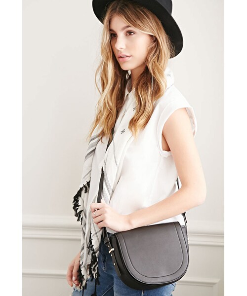FOREVER 21(フォーエバー トゥエンティーワン)の「FOREVER 21 Flap-Top Faux Leather Crossbody(ショルダーバッグ・レディース・Black/Red・One size)」の2枚目の写真