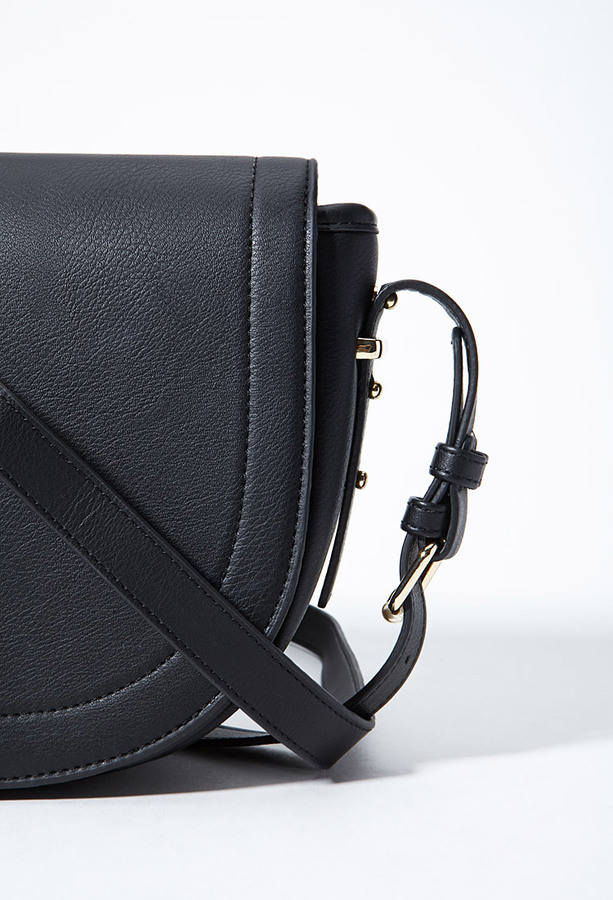 FOREVER 21(フォーエバー トゥエンティーワン)の「FOREVER 21 Flap-Top Faux Leather Crossbody(ショルダーバッグ・レディース・Black/Red・One size)」の5枚目の写真