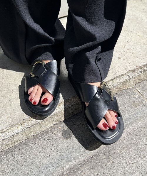 CAPRICIEUX LE'MAGE（カプリシューレマージュ）の「バックルサンダル（シューズ・レディース・ブラウン/ブラック・36/38/37）」の2枚目の写真