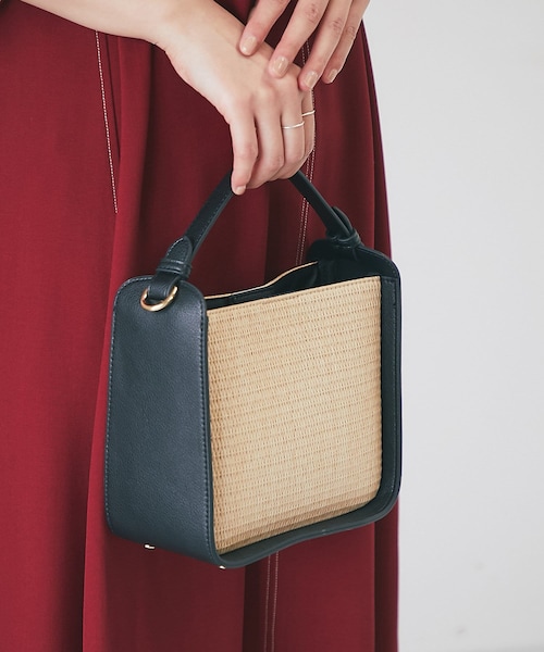 un dix cors（アンディコール）の「《予約》レザーハンドルコンビバッグ（ショルダーバッグ・レディース・ホワイト/ブラック・F）」の2枚目の写真