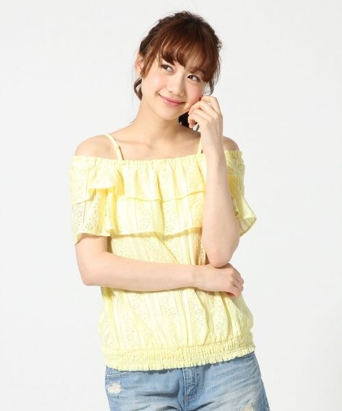 LOWRYS FARM（ローリーズファーム）の「レースオフショルダーブラウス（トップス・レディース・オフ05/イエロー62/ネイビー88・Ｍ/Ｌ）」の3枚目の写真