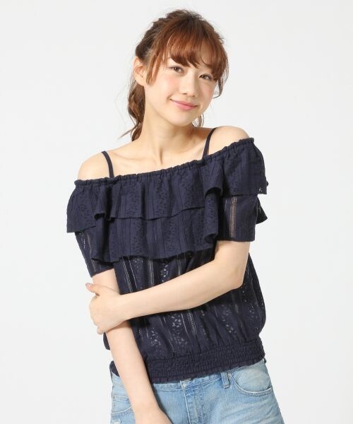 LOWRYS FARM（ローリーズファーム）の「レースオフショルダーブラウス（トップス・レディース・オフ05/イエロー62/ネイビー88・Ｍ/Ｌ）」の2枚目の写真