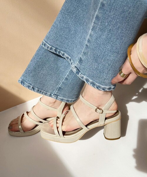 one after another NICE CLAUP（ワンアフターアナザーナイスクラップ）の「ストーム付きストラップサンダル（シューズ・レディース・シルバー/ゴールド・1/2/3）」の2枚目の写真