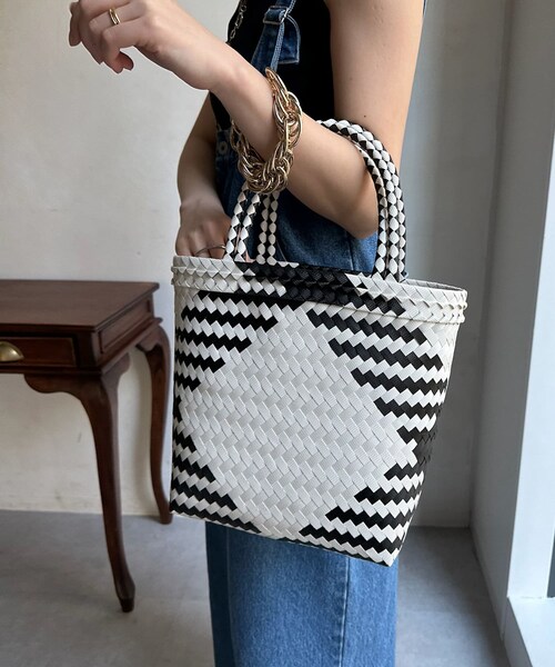 DouDou(ドゥドゥ)の「カゴバッグ(バッグ・レディース・ホワイト/ピンク/ブラック・M)」の1枚目の写真