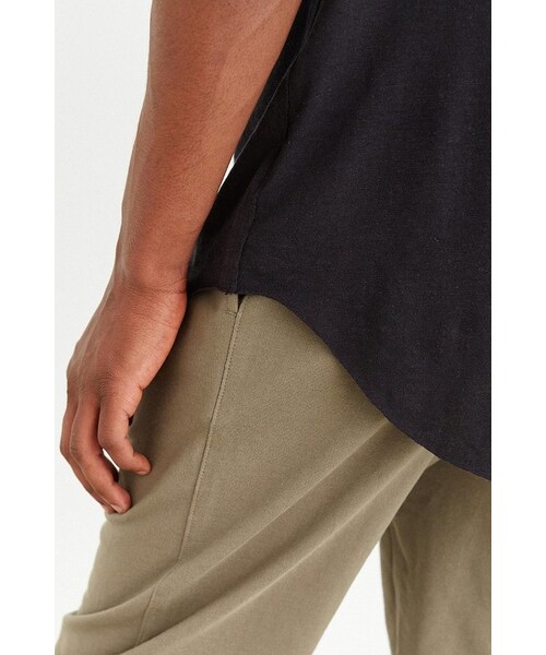 URBAN OUTFITTERS（アーバンアウトフィッターズ）の「Feathers Raw Muscle Tee（Tシャツ/カットソー・メンズ・WHITE/BLACK・M/S/L/XL）」の3枚目の写真