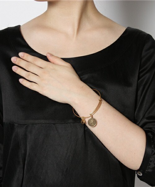 Alex and Ani(アレックスアンドアニ)の「【Alex&Ani】 アルファベットバングルE(バングル/リストバンド・レディース・ゴールド・FREE)」の4枚目の写真