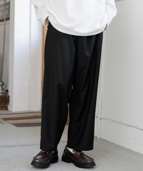 LAKOLE(ラコレ)の「TRワイドイージーパンツ(パンツ・チャコール18/ブラック19/グリーン70・S/M/L)」の1枚目の写真