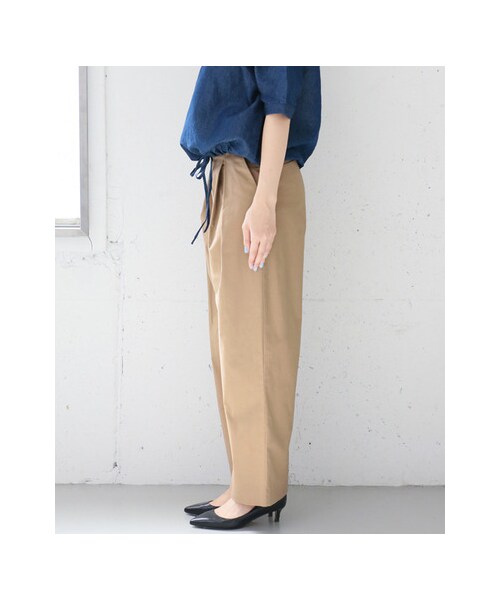 URBAN RESEARCH DOORS（アーバンリサーチドアーズ）の「コットンタックワイドパンツ（パンツ・レディース・BEIGE/NAVY・36/38）」の7枚目の写真