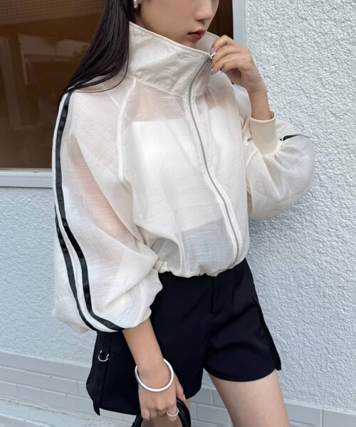 one after another NICE CLAUP(ワンアフターアナザーナイスクラップ)の「ライン入りシアーブルゾン(マウンテンパーカー・レディース・オフホワイト/アイボリー・FREE)」の2枚目の写真