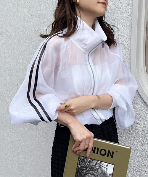 one after another NICE CLAUP(ワンアフターアナザーナイスクラップ)の「ライン入りシアーブルゾン(マウンテンパーカー・レディース・オフホワイト/アイボリー・FREE)」の1枚目の写真
