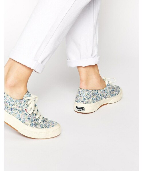 white flower trainers