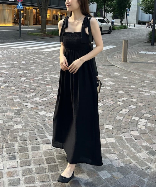 one after another NICE CLAUP(ワンアフターアナザーナイスクラップ)の「肩リボンシャーリングワンピ/長さ調節可能!(ワンピース/ドレス・レディース・アイボリー/サックスブルー/ブラック系その他/ブラック・FREE)」の3枚目の写真