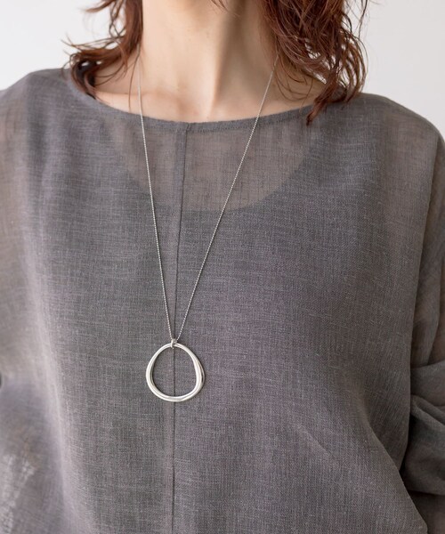 RIVE DROITE(リヴドロワ)の「【落ち着いたデザインが使いやすい】リングトップロングネックレス(ネックレス・レディース・ゴールド/シルバー・F)」の2枚目の写真