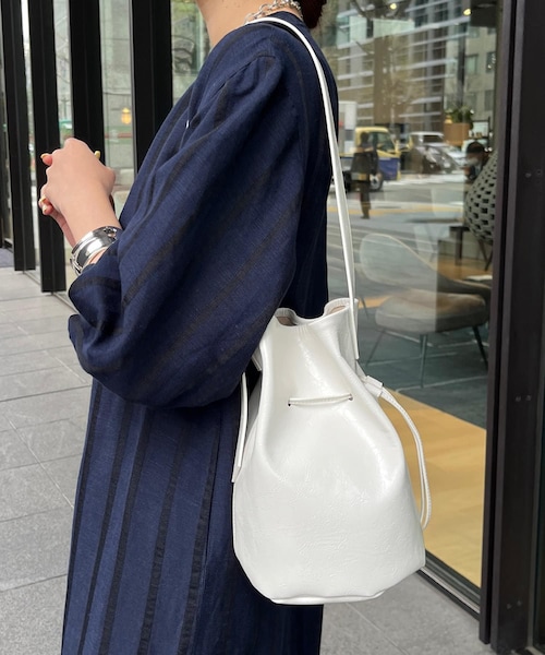 DouDou(ドゥドゥ)の「ドロストバケットバッグ(バッグ・レディース・アイボリー/シルバー/ブラック・F)」の1枚目の写真