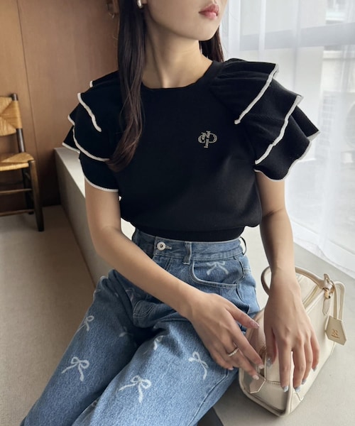 one after another NICE CLAUP(ワンアフターアナザーナイスクラップ)の「ストーンロゴ付きフリルニット(ニット/セーター・レディース・オフホワイト/ベージュ/ブラック・FREE)」の2枚目の写真