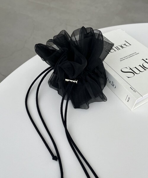 CAPRICIEUX LE'MAGE（カプリシューレマージュ）の「〈GOLDY/ゴールディ〉ドロストオーガンジーシュシュ（シュシュ・レディース・カーキ/ブラック・F）」の2枚目の写真