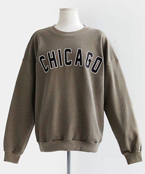 DHOLIC(ディーホリック)の「CHICAGOロゴスウェットトップス(スウェット・レディース・ディープブルー/オレンジトーン/カーキトーン・FREE)」の2枚目の写真