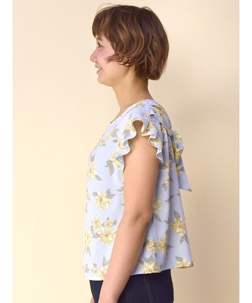 w closet（ダブルクローゼット）の「マーガレット花柄プルオーバー（トップス・レディース・サックス/グレー・FREE）」の4枚目の写真