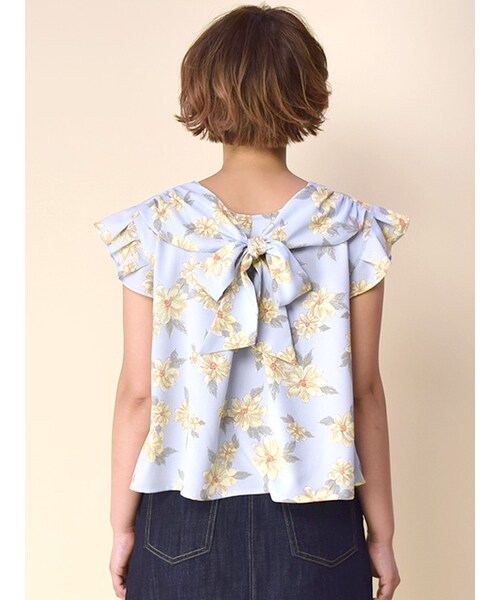 w closet（ダブルクローゼット）の「マーガレット花柄プルオーバー（トップス・レディース・サックス/グレー・FREE）」の5枚目の写真