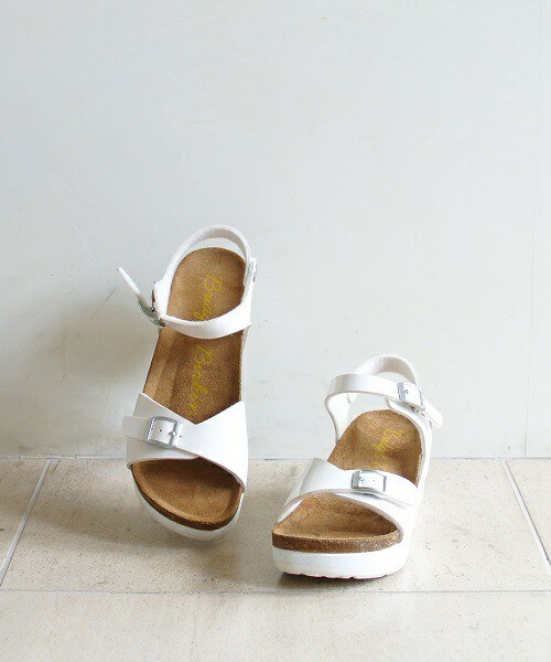 Bridget Birkin(ブリジットバーキン)の「【MORE4月号掲載】ダブルストラップサンダル (552108)(サンダル・レディース・ホワイト/ホワイト系その他/ブラック・SMALL/MEDIUM/LARGE/X-LARGE)」の1枚目の写真