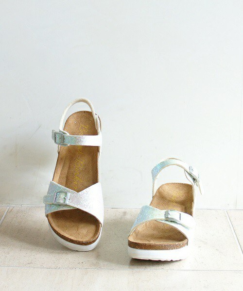 Bridget Birkin(ブリジットバーキン)の「【MORE4月号掲載】ダブルストラップサンダル (552108)(サンダル・レディース・ホワイト/ホワイト系その他/ブラック・SMALL/MEDIUM/LARGE/X-LARGE)」の2枚目の写真