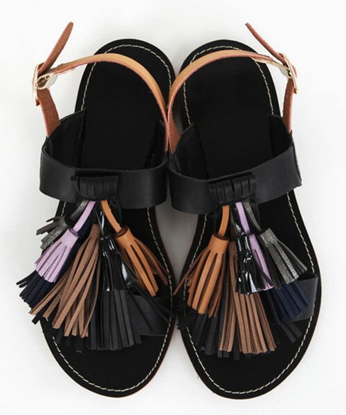 DHOLIC（ディーホリック）の「カラフルタッセルサンダル（サンダル・レディース・ブラウン/ブラック・230/235/240/245/250）」の2枚目の写真