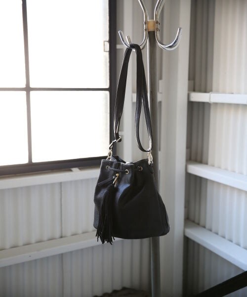 JEANASIS(ジーナシス)の「【通常販売スタート】タッセル3WAYキンチャク(バッグ・レディース・アイボリー/ブラック・FREE)」の2枚目の写真