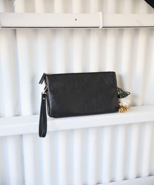 JEANASIS（ジーナシス）の「3タッセルミニショルダー（バッグ・レディース・マルチ/ブラック/レッド・FREE）」の2枚目の写真