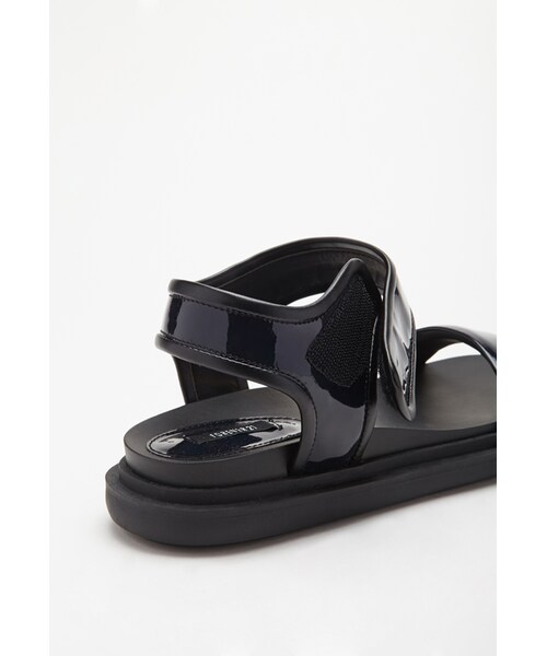 FOREVER 21（フォーエバー トゥエンティーワン）の「FOREVER 21 Faux Patent Leather Flatform Sandals（サンダル・レディース・Silver/Black・8/10/7/9/6）」の5枚目の写真