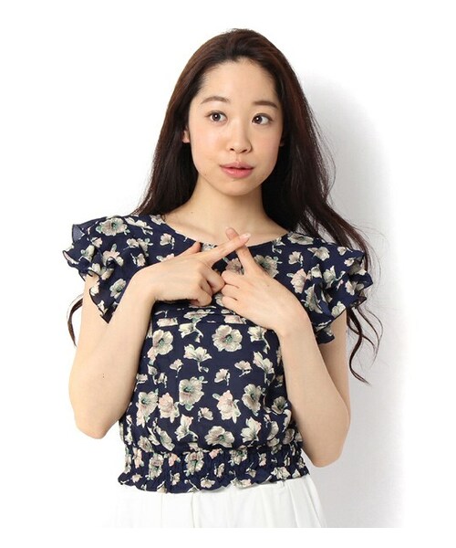 mysty woman（ミスティウーマン）の「タックデザインフリル袖花柄 