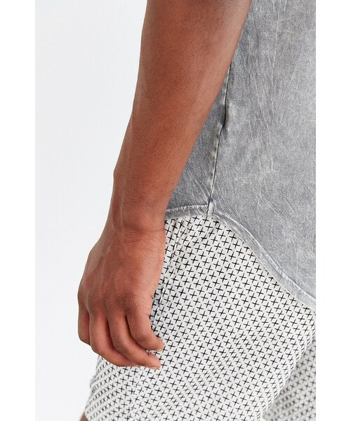 URBAN OUTFITTERS（アーバンアウトフィッターズ）の「Feathers Mineralized Long Scoop Neck Tee（Tシャツ/カットソー・メンズ・BROWN/GREY・S/XL/XS/M/L）」の6枚目の写真