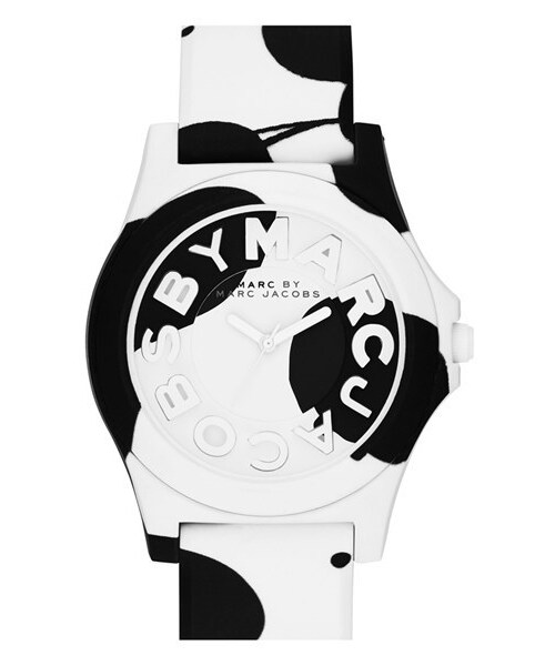 Marc by Marc Jacobs（マークバイマークジェイコブス）の「MARC BY MARC JACOBS 'Sloane' Silicone Strap Watch, 40mm（アナログ腕時計・レディース・White/ Black）」の2枚目の写真