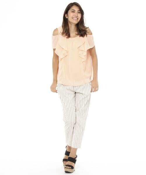 Andemiu（アンデミュウ）の「フリルオープンショルダーブラウス（トップス・レディース・オフホワイト11/サーモン40/カーキ78/ネイビー88・F）」の5枚目の写真