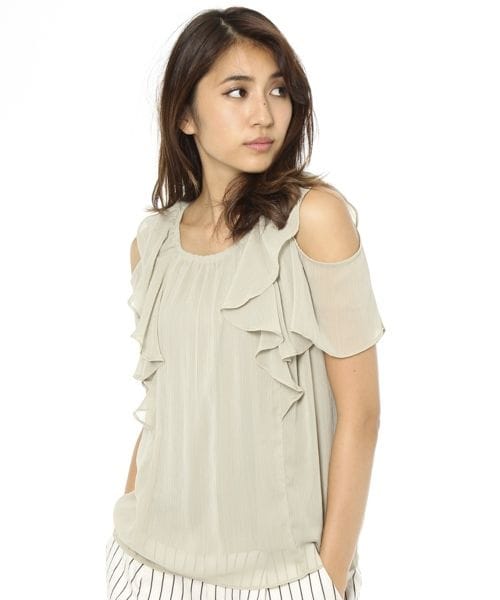 Andemiu（アンデミュウ）の「フリルオープンショルダーブラウス（トップス・レディース・オフホワイト11/サーモン40/カーキ78/ネイビー88・F）」の2枚目の写真