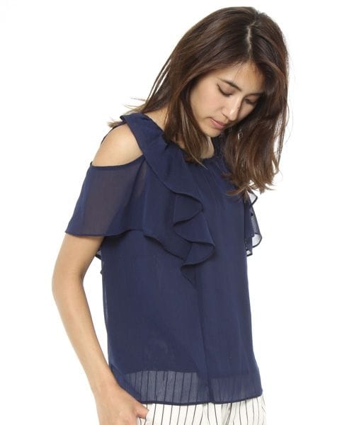 Andemiu（アンデミュウ）の「フリルオープンショルダーブラウス（トップス・レディース・オフホワイト11/サーモン40/カーキ78/ネイビー88・F）」の3枚目の写真