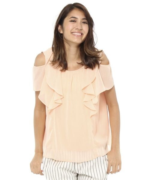 Andemiu（アンデミュウ）の「フリルオープンショルダーブラウス（トップス・レディース・オフホワイト11/サーモン40/カーキ78/ネイビー88・F）」の4枚目の写真