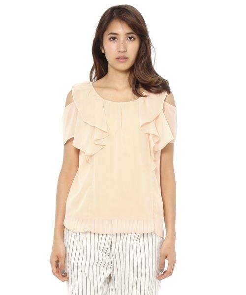 Andemiu（アンデミュウ）の「フリルオープンショルダーブラウス（トップス・レディース・オフホワイト11/サーモン40/カーキ78/ネイビー88・F）」の6枚目の写真